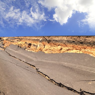 Çatlak asfalt yol