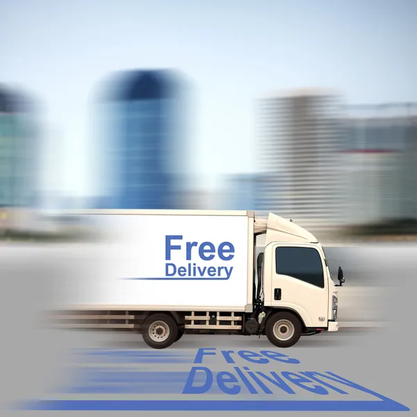 Witte bestelwagen met gratis levering en office gebouwen in de stad — Stockfoto