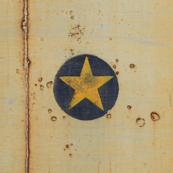 A régi acél háttér sárga csillag — Stock Fotó