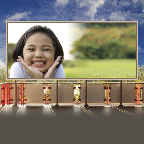 Asian little girl relax and smiling on billboard — Stock Photo, Image