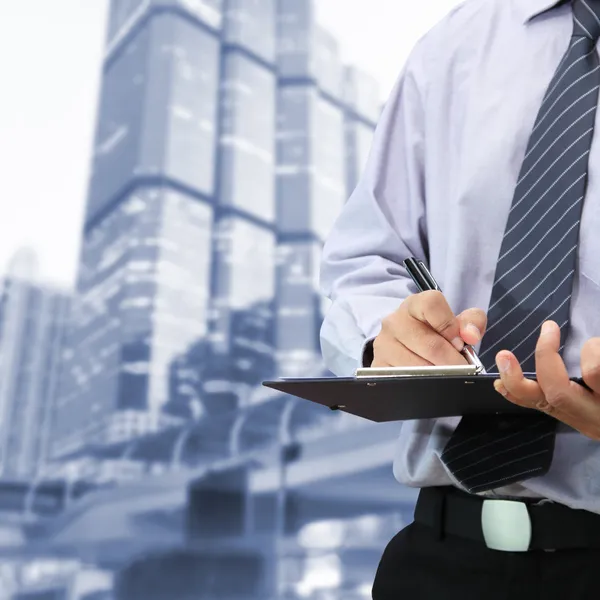 İş adamı bir belge imzalıyor