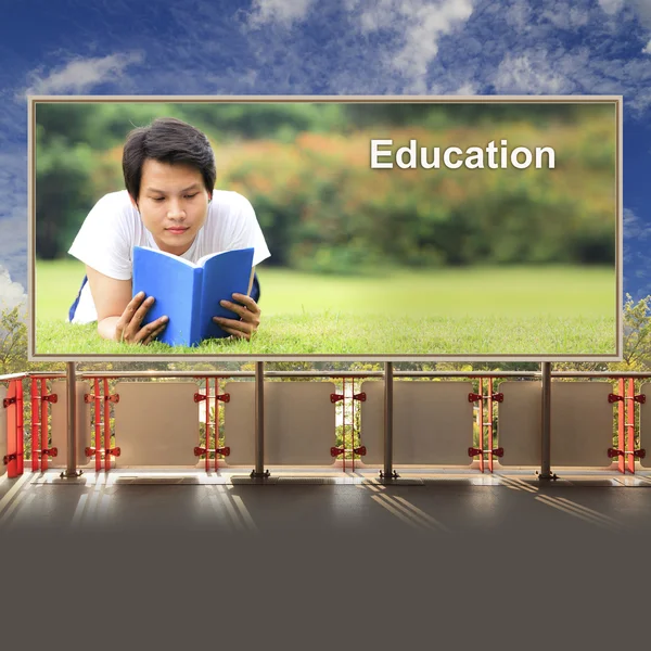 Hombre leyendo un libro — Foto de Stock