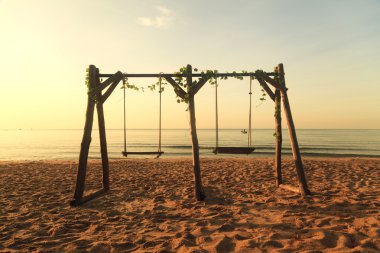 Sahilde çift salıncak