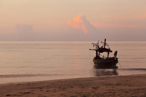 Silhouet van vissersboot bij zonsondergang — Stockfoto