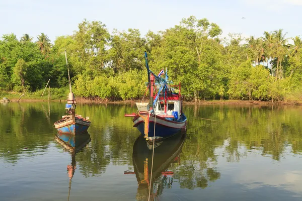 Fischerboote im Fluss — Stockfoto