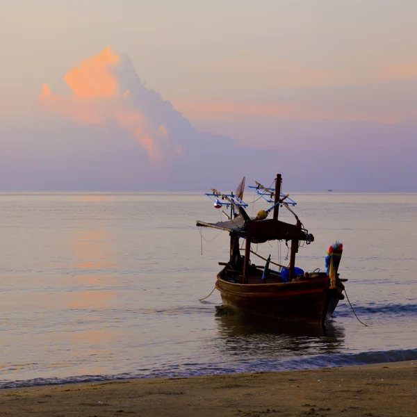 Vissersboot bij zonsondergang — Stockfoto