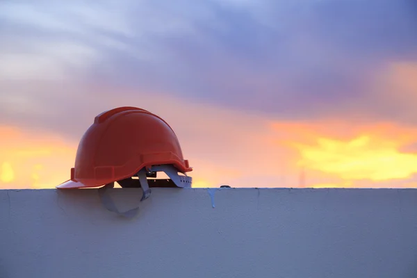 Capacete de construção ao pôr do sol — Fotografia de Stock