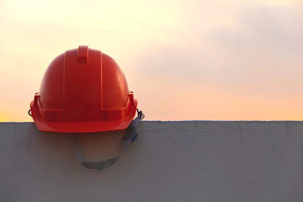 Capacete de construção ao pôr do sol — Fotografia de Stock