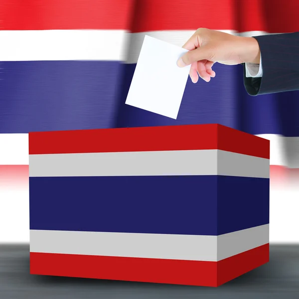 Hand mit Wahlzettel und Urne auf thailändischer Flagge — Stockfoto