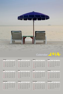 şezlong ve şemsiye ile tropikal plaj