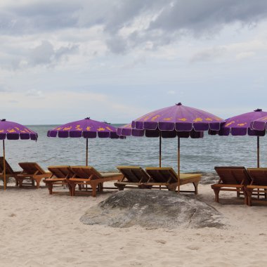 şemsiye ile plaj sandalyeleri