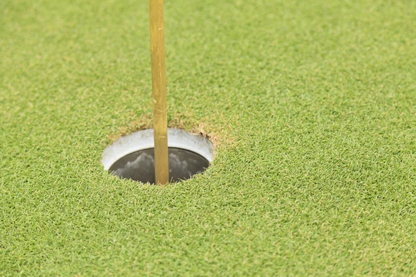 Golf gat en vlag op groen gras — Stockfoto