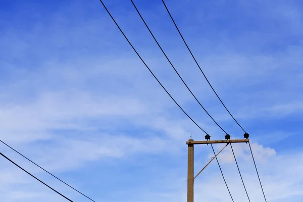 Електричні полюси на блакитному небі — стокове фото