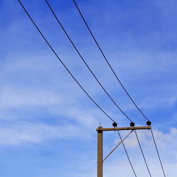 Pólos elétricos no céu azul — Fotografia de Stock