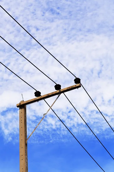 Mavi gökyüzünde elektrik direkleri — Stok fotoğraf