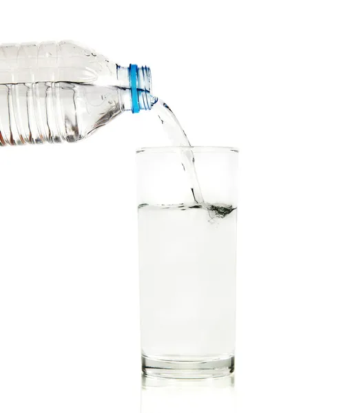 Láhev vody nalijte vodu do skla — Stock fotografie