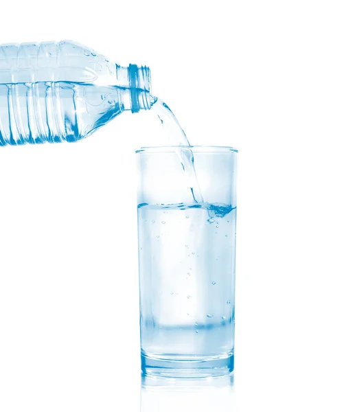 Láhev vody nalijte vodu do skla — Stock fotografie