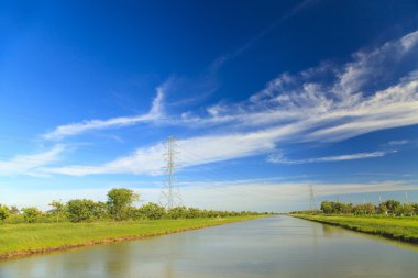 Kanal ve yüksek gerilim direkleri