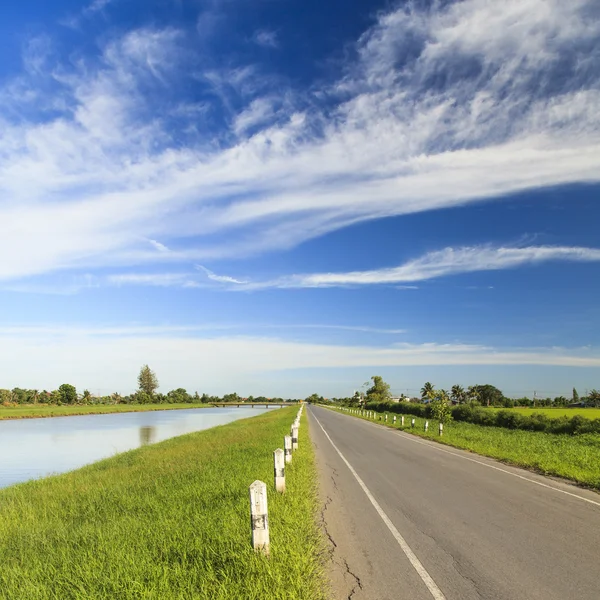 Route à la campagne avec ciel bleu — Photo