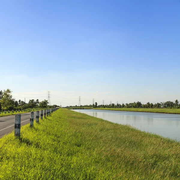 Zomers landschap op het platteland met blauwe lucht — Stockfoto