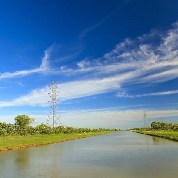 Canal e postes de alta tensão — Fotografia de Stock