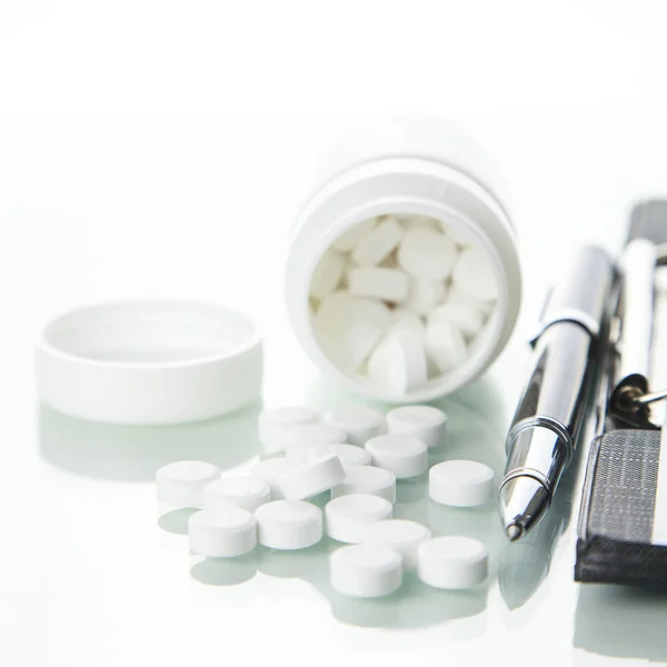 Pillole bottiglia con la prescrizione su sfondo bianco — Foto Stock