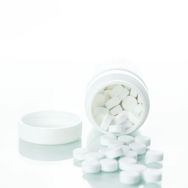 Butelka tabletek na białym tle — Zdjęcie stockowe