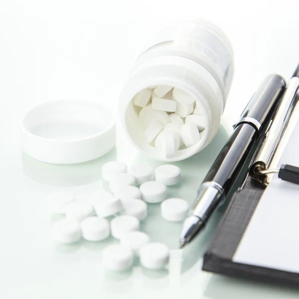 Pills bottle with the prescription on white background — Stock Photo, Image