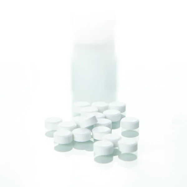 Таблетки на білому тлі — стокове фото