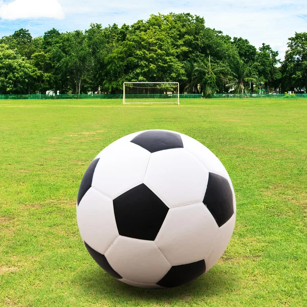 Fußball auf dem Spielfeld — Stockfoto