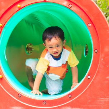 Küçük çocuk oynuyor.