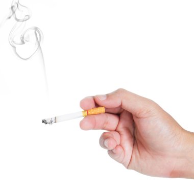 Sigara dumanı ile tutan parmak
