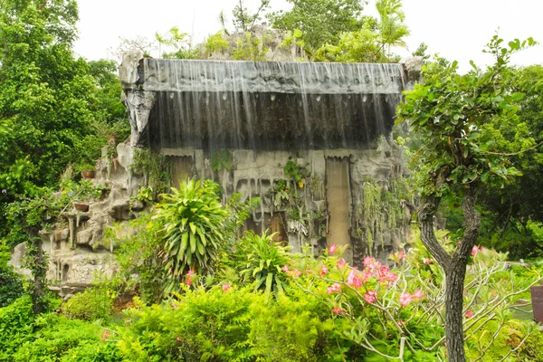 Wodospad w ogrodzie — Zdjęcie stockowe