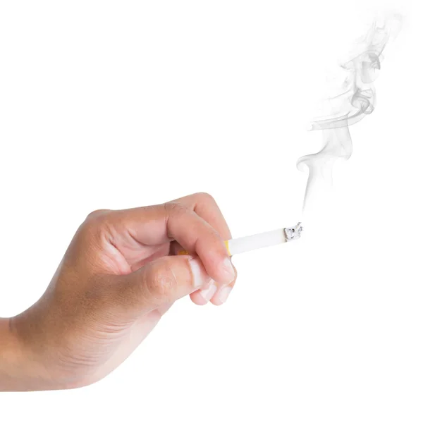 Пальцы держат сигарету с дымом — стоковое фото