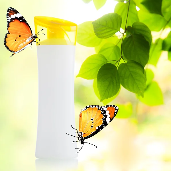 Plastik şişe ve kelebek — Stok fotoğraf