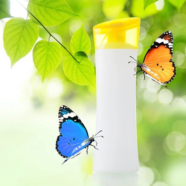 Пластиковая бутылка и бабочка — стоковое фото