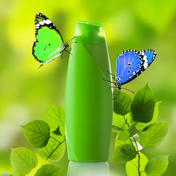 Botella de plástico y mariposa — Foto de Stock