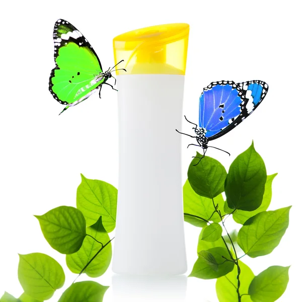 Garrafa de plástico e borboleta — Fotografia de Stock