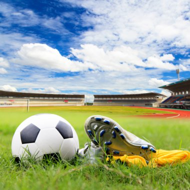 Futbol topu ve futbol ayakkabıları