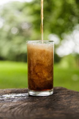 bir cam dökülen kola