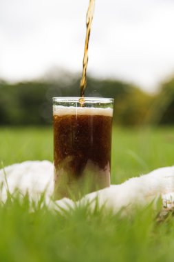 bir cam dökülen kola