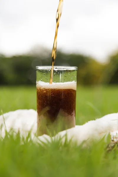 Cola verser dans un verre — Photo