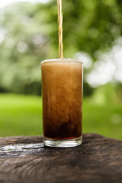 Cola menuangkan dalam gelas — Stok Foto