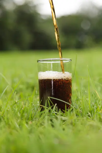 Cola verser dans un verre — Photo