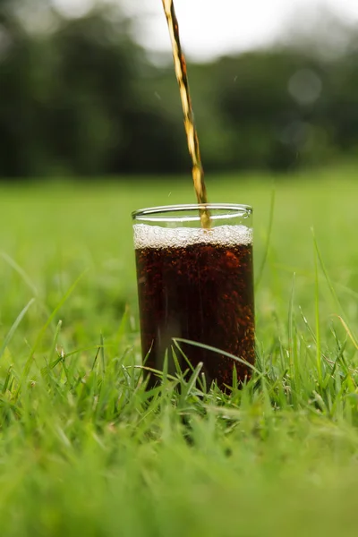 Cola verser dans un verre — Photo