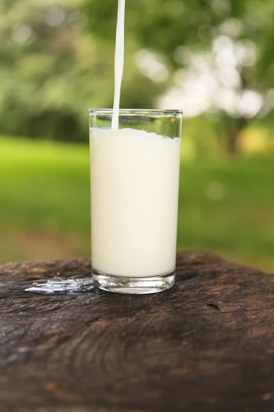 Молоко вливається в склянку — стокове фото