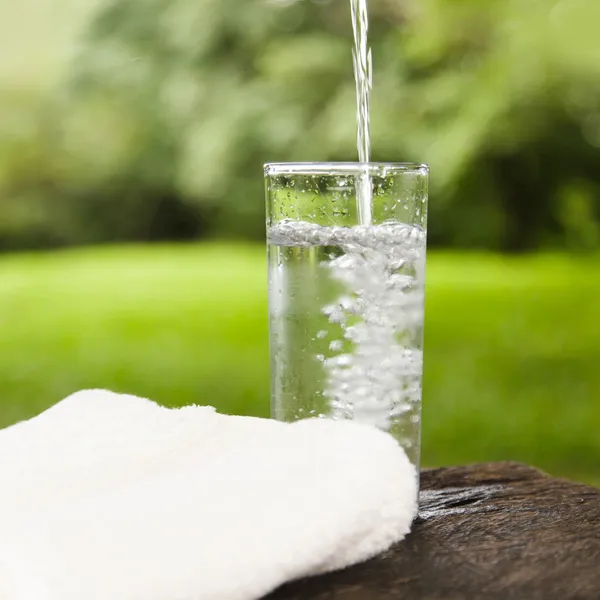 Häll vatten i ett glas — Stockfoto