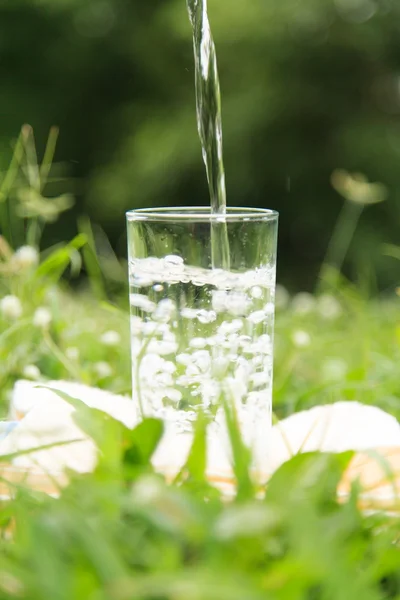 Nalévání vody do sklenice — Stock fotografie