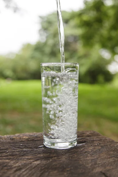 Häll vatten i ett glas — Stockfoto