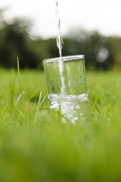 Wlewanie wody do szklanki — Zdjęcie stockowe